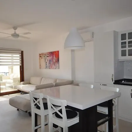 Sleeps 4 With Pool And Air Con