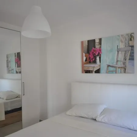 Sleeps 4 With Pool And Air Con شقة أورتاكنت
