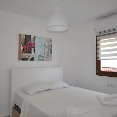 Sleeps 4 With Pool And Air Con Apartment Ortakent