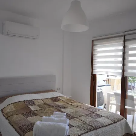 Sleeps 4 With Pool And Air Con